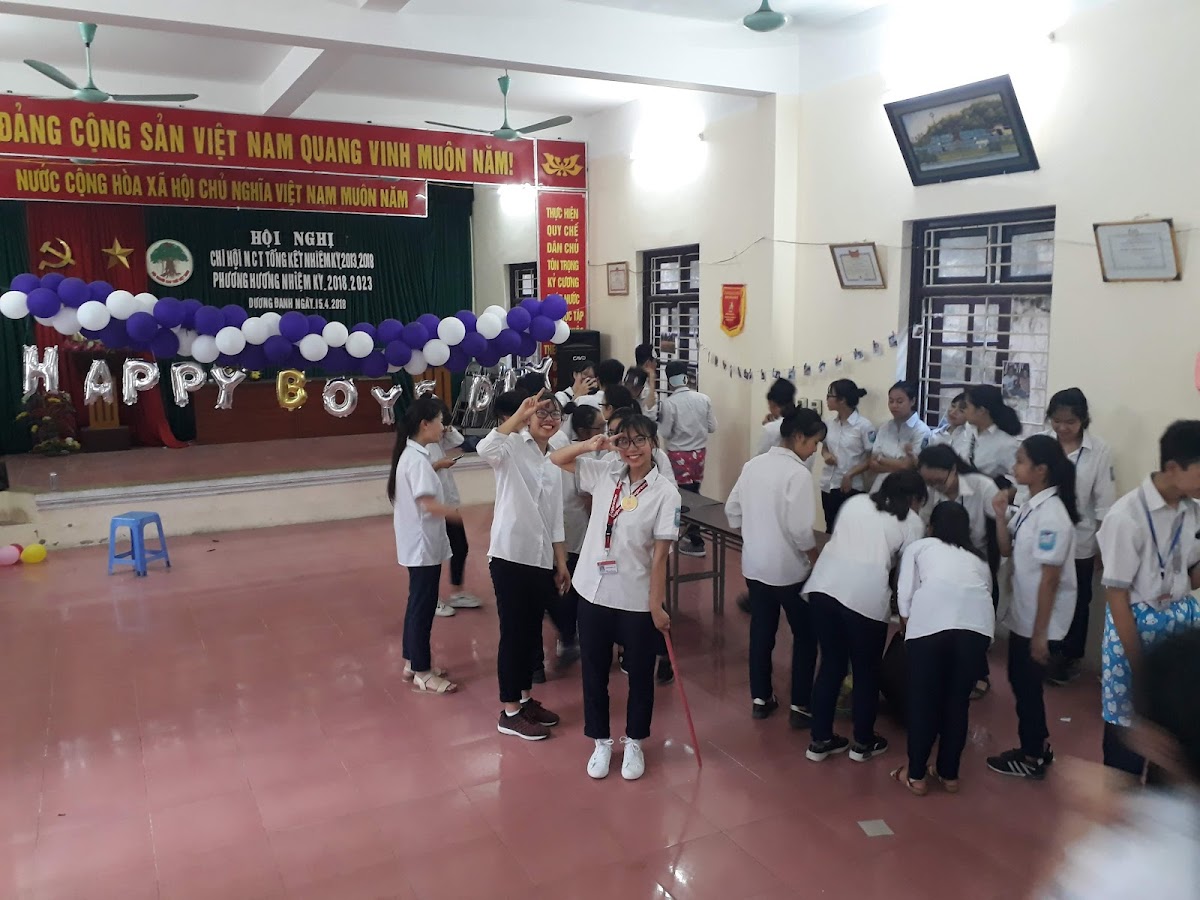 Sân bóng THPT Chuyên Ăn Uống Dương Xá