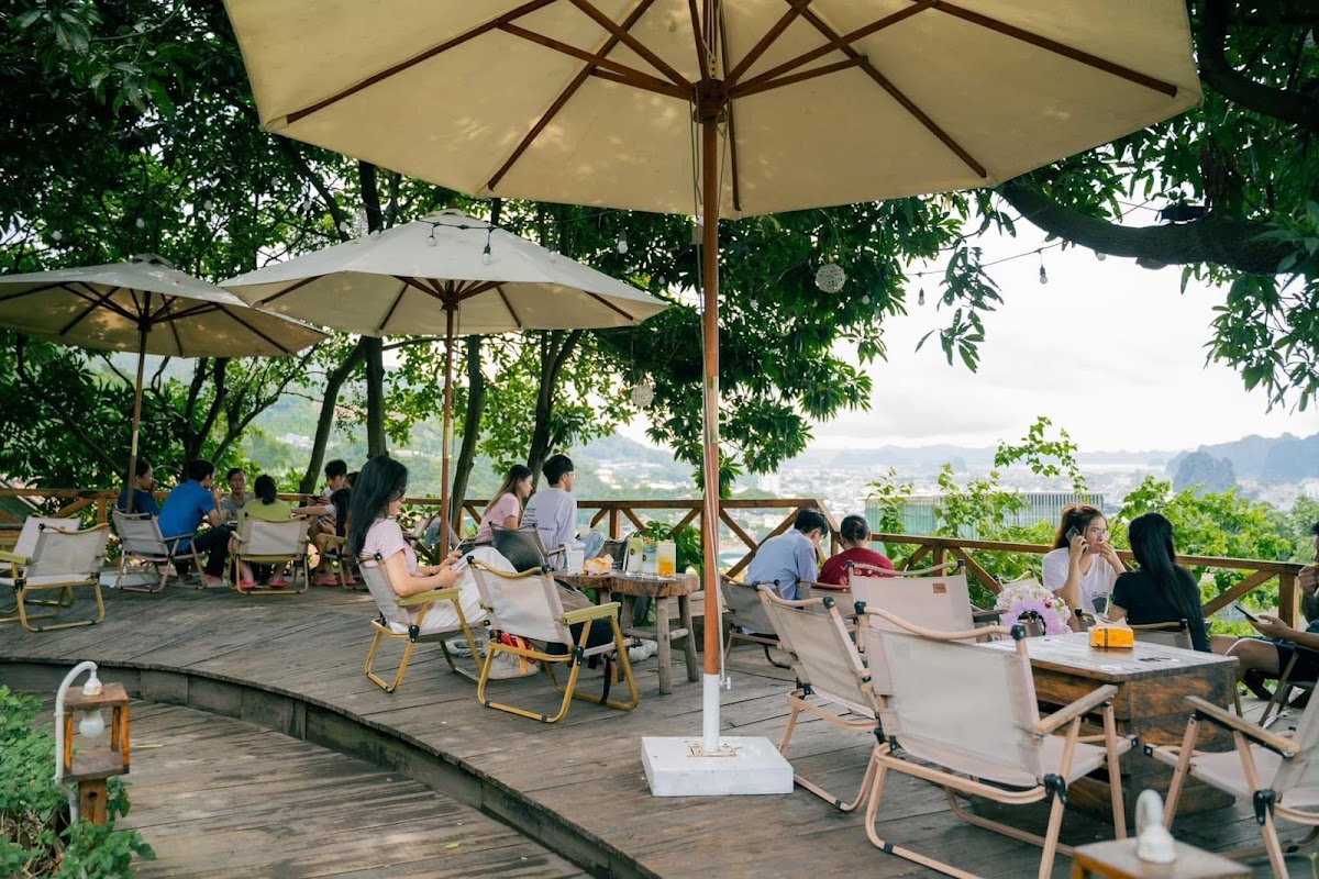 Tiệm Cafe Lưng Chừng Mây