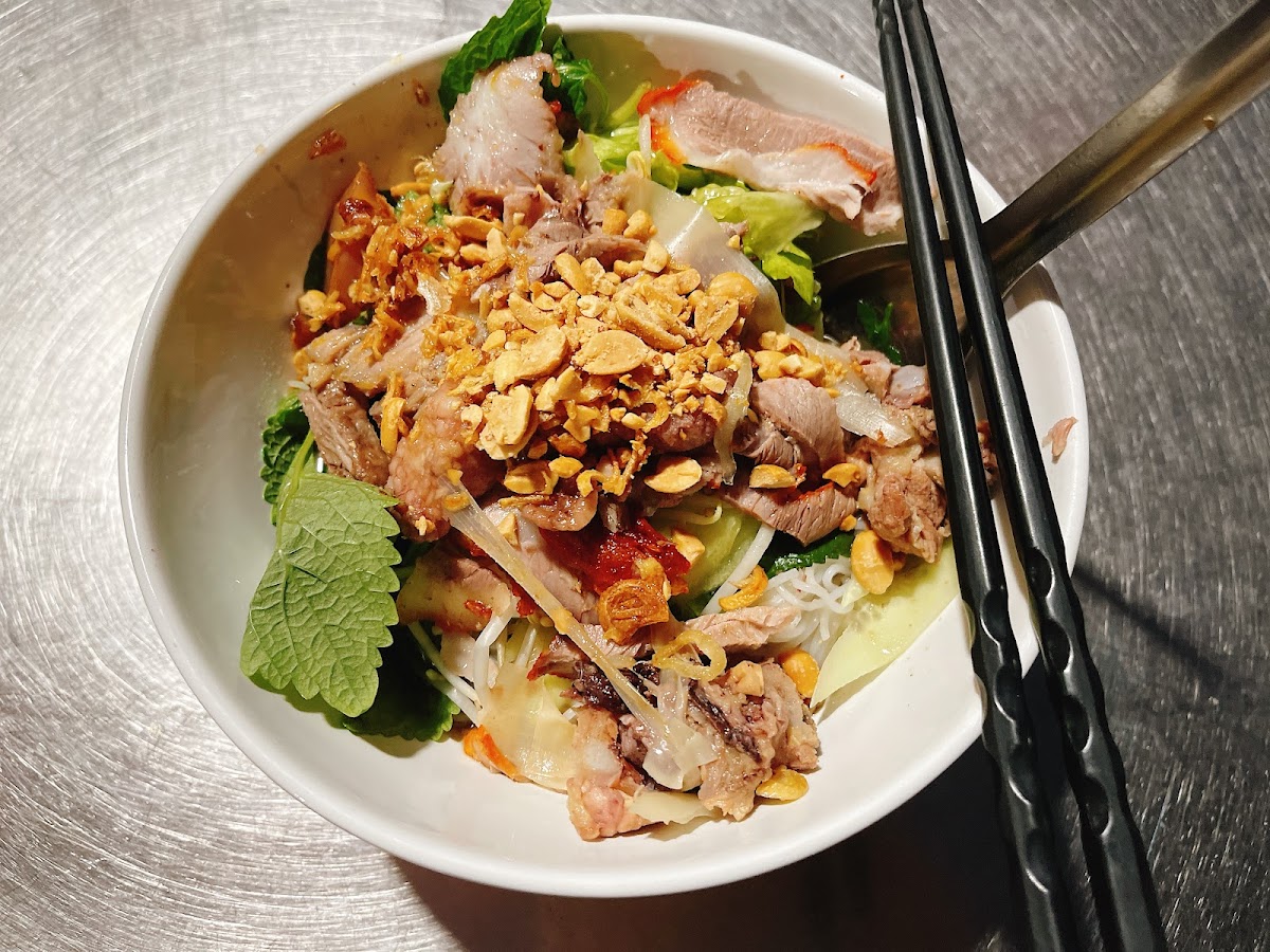 Bún trộn cô Huyền gầm cầu thang chợ Nhớn
