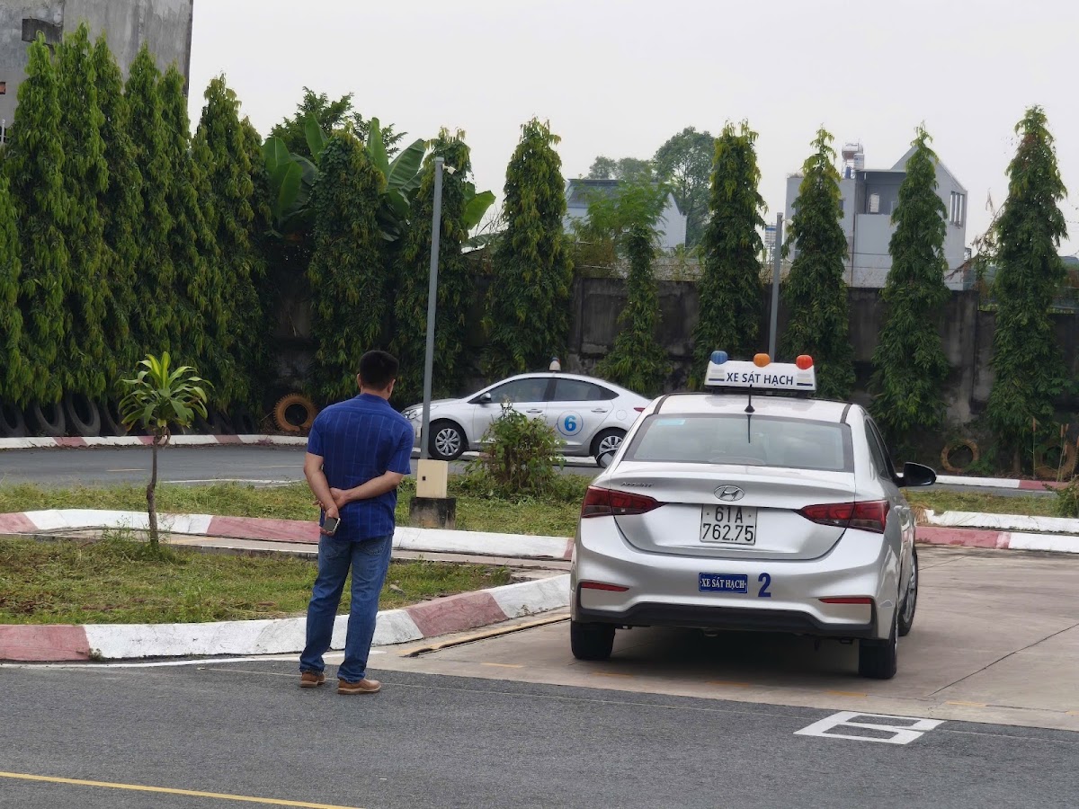 THẦY HOÀNG DẠY LÁI XE