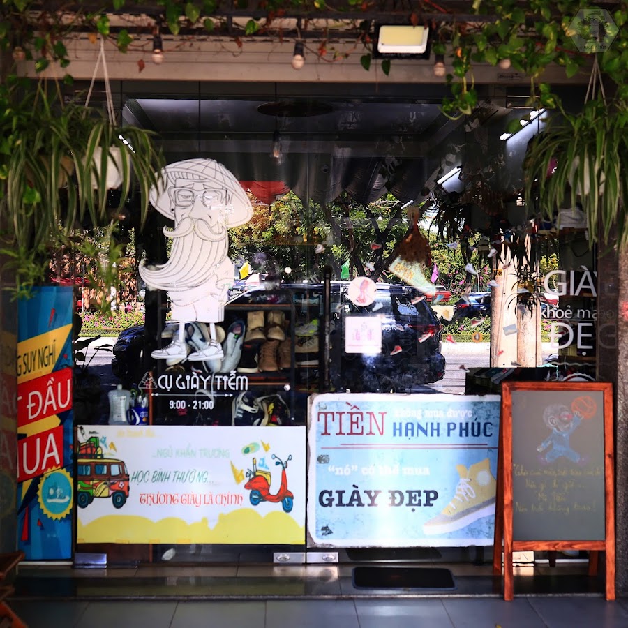 CỤ GIÀY TIỄM (tiệm giày cũ)