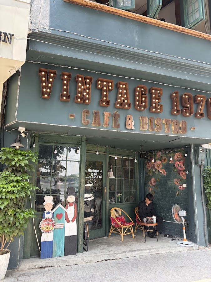 Vintage 1976 Cafe