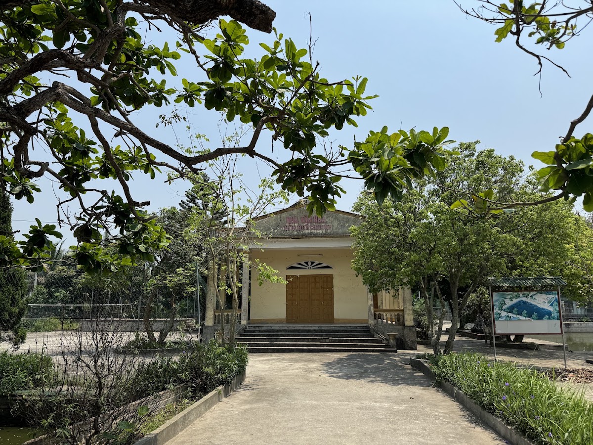 Nhà văn hóa thôn Hữu Chung
