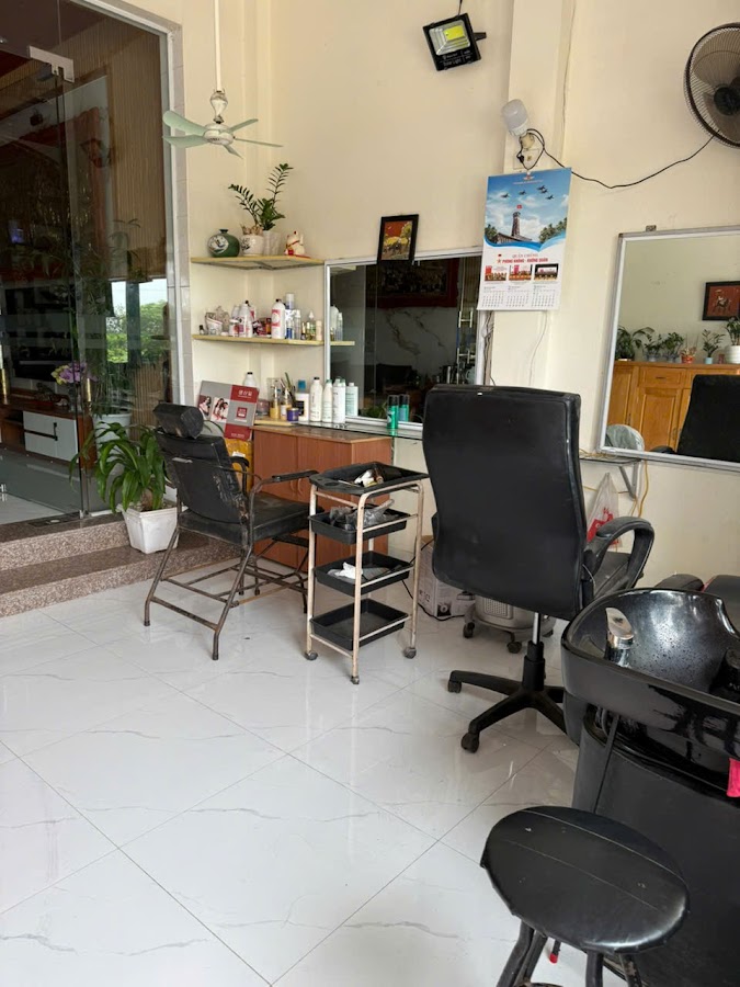 Tiệm cắt tóc Cô Phấn