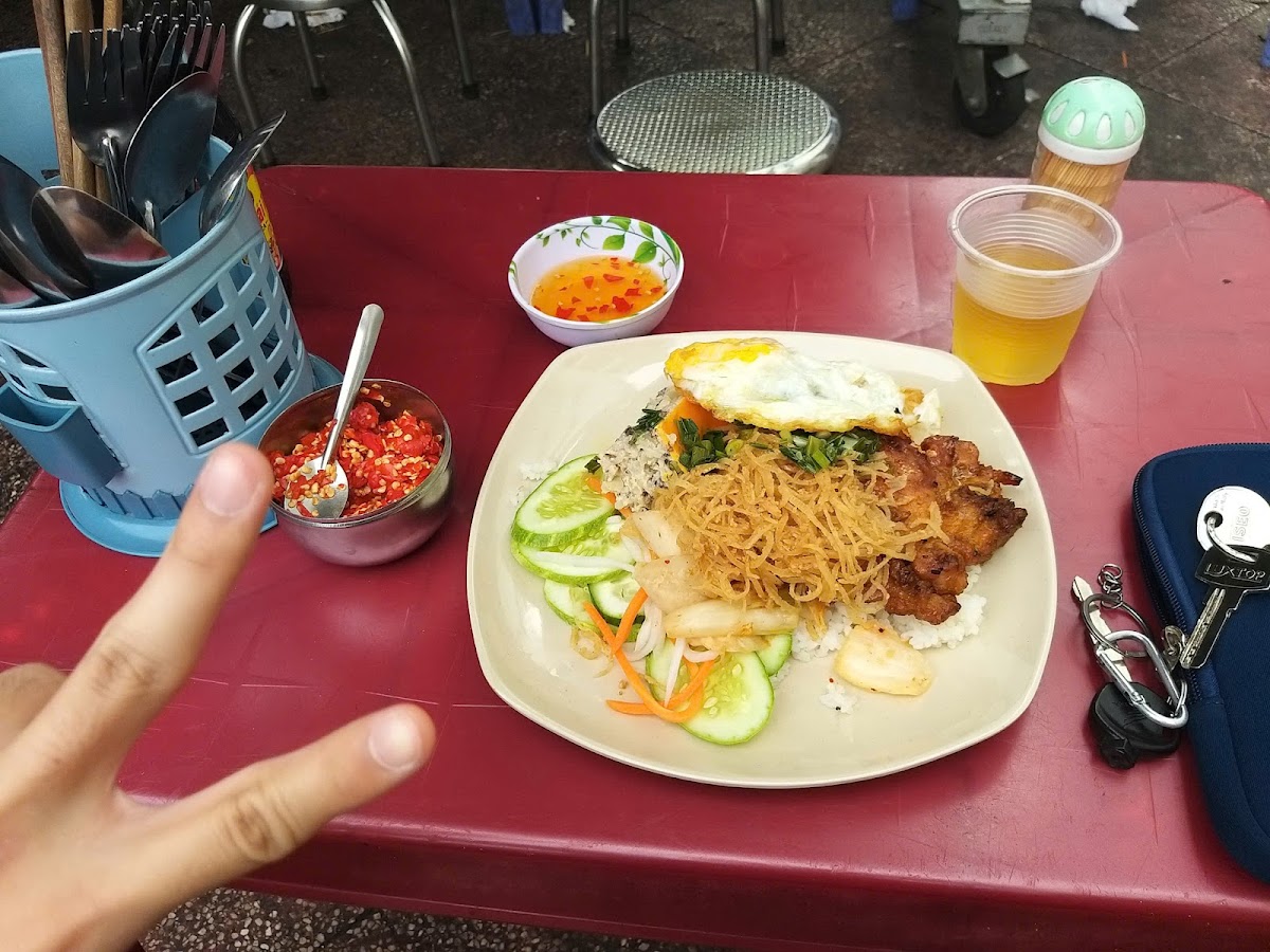 Cơm tấm - Bún thịt nướng vòng xoay