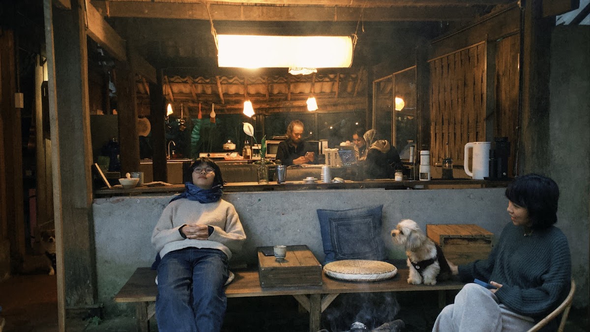 The Nest (Bluebird) - Gentle Cafe by the Stream