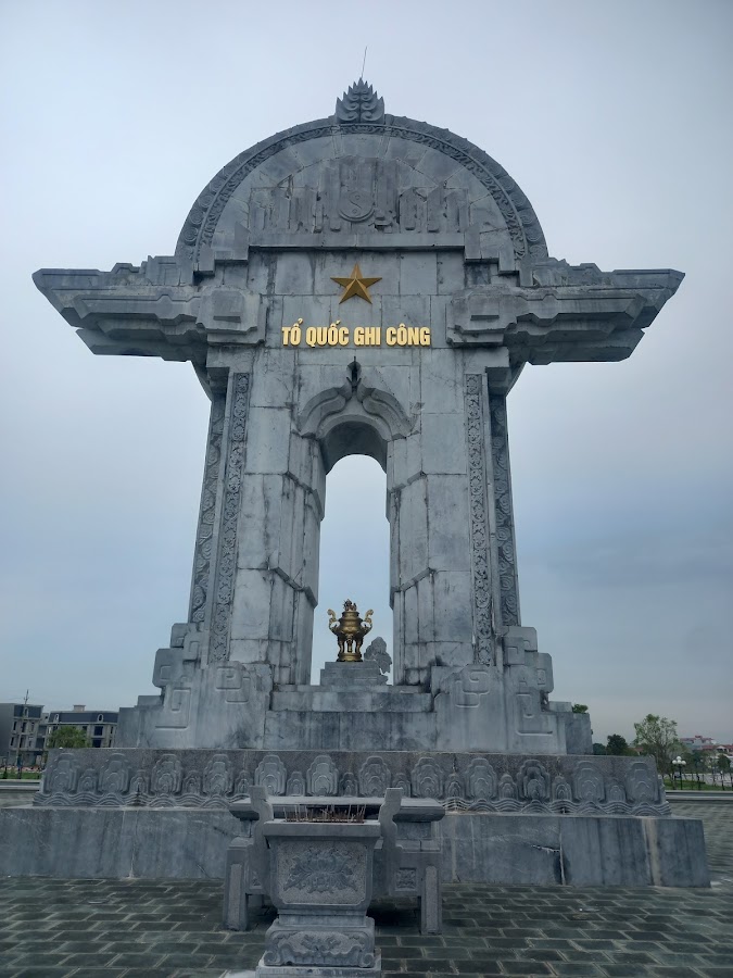 Đài tưởng niệm liệt sĩ Thị Xã Thuận Thành