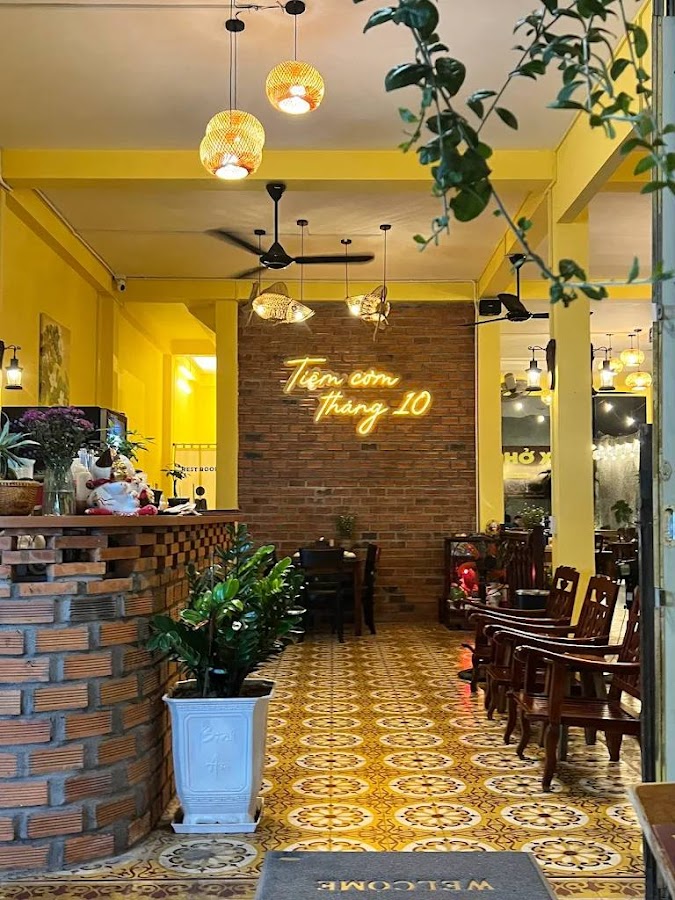 Tiệm Cơm Tháng 10