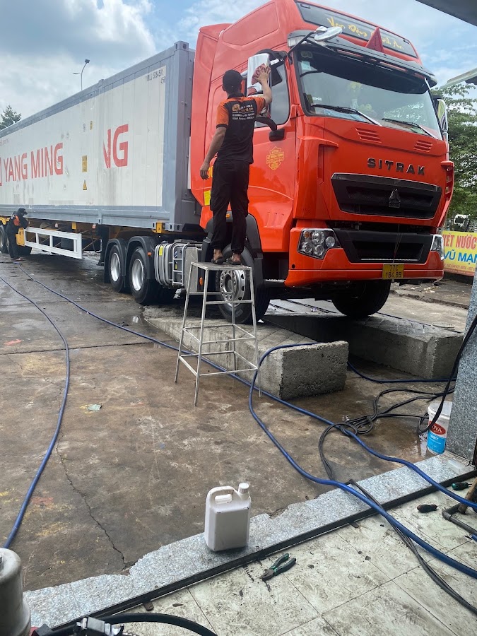 Rửa Xe Bơm Mỡ Hoàng Đạt (xe tải, xe khách, container)