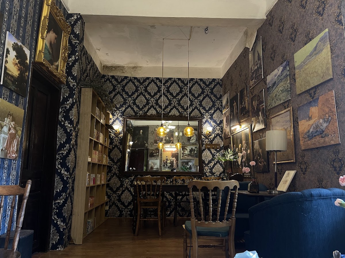 Echoes Cafe - Hoàng Hoa Thám