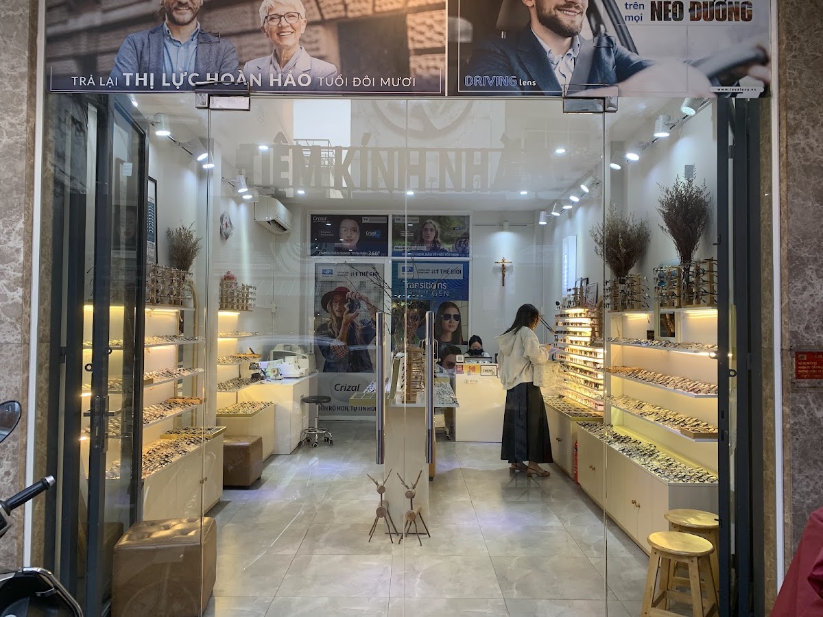 Tiệm kính nhà Bi