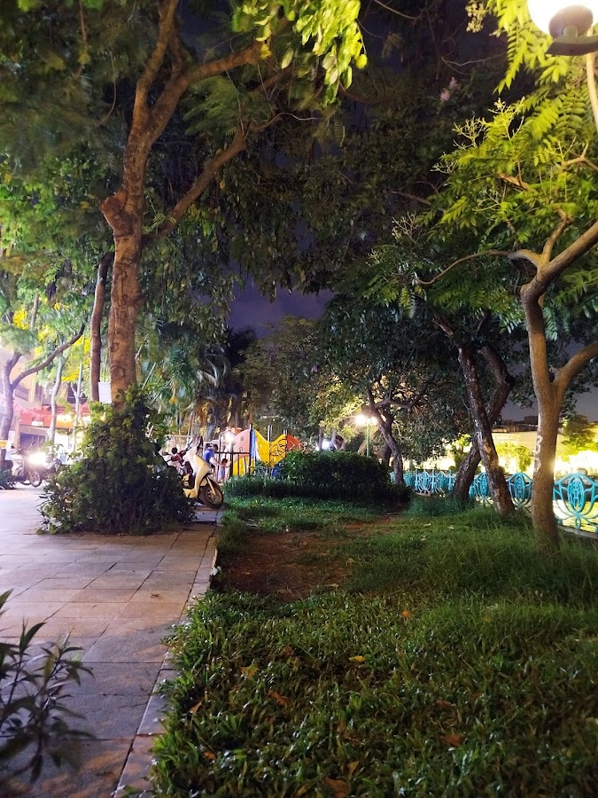 Khu vui chơi trẻ em ngoài trời ven Hồ Tây