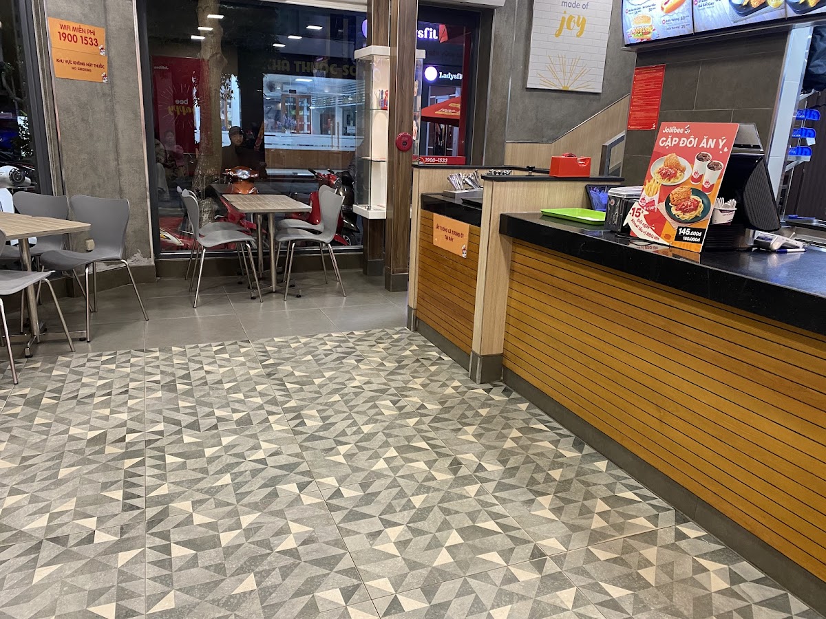 Jollibee Thái Bình Trần Lãm