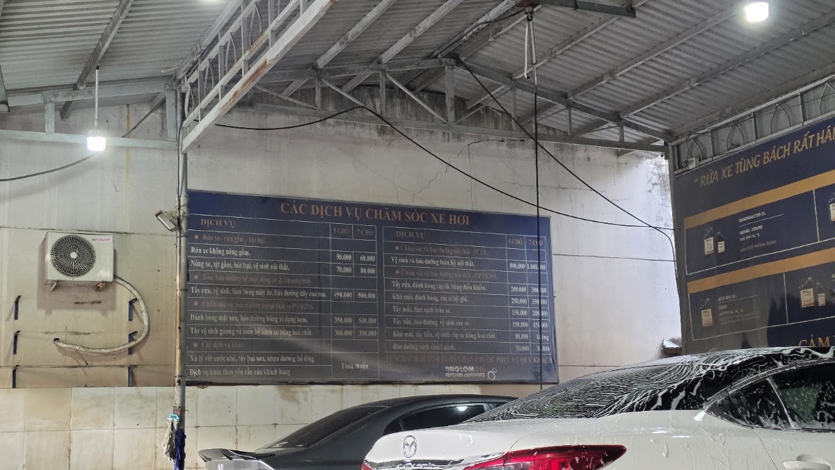 Rửa xe máy, ô tô Tùng Bách