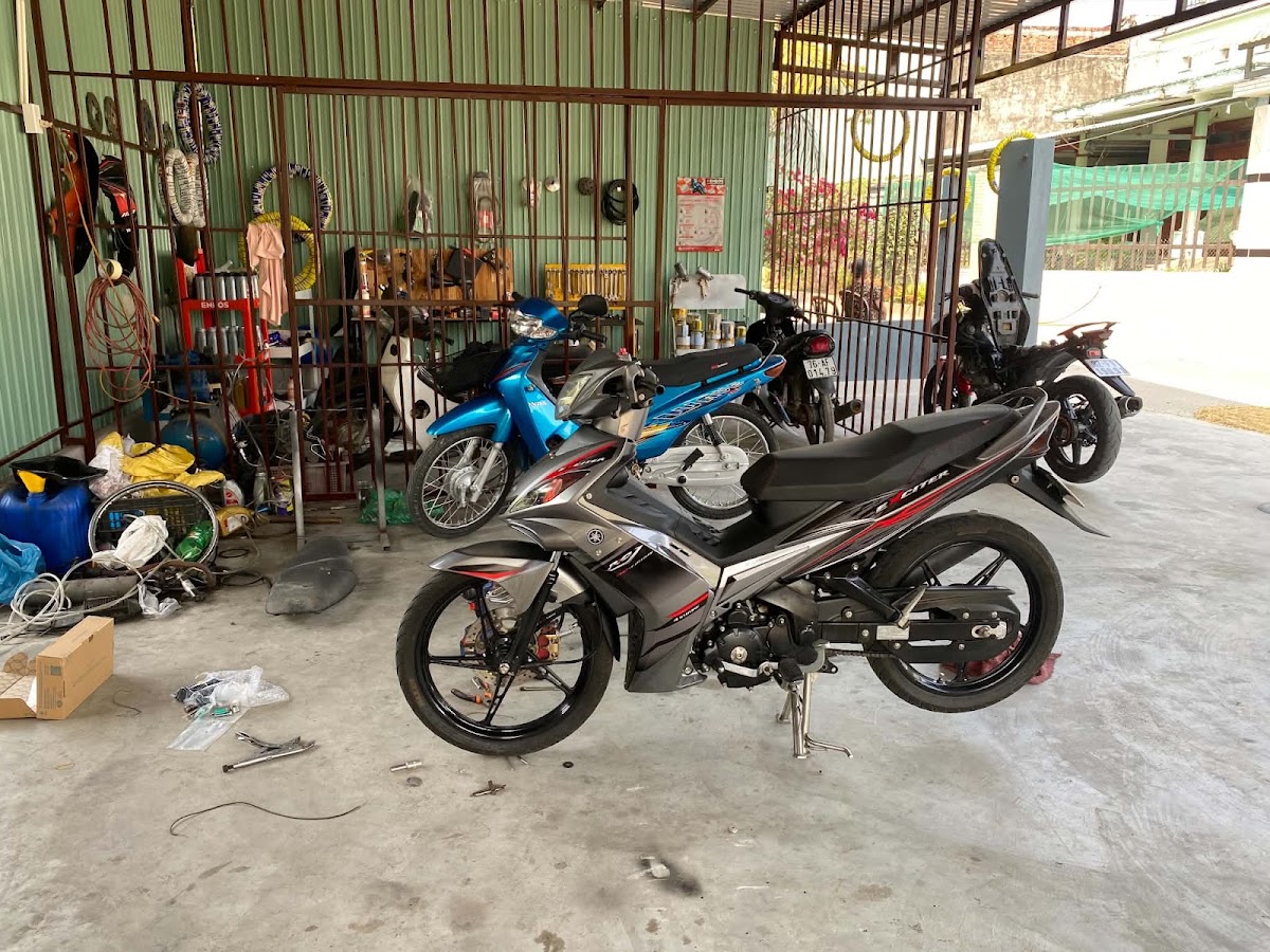 Tưởng Fi sơn tuốt sữa chữa xe máy