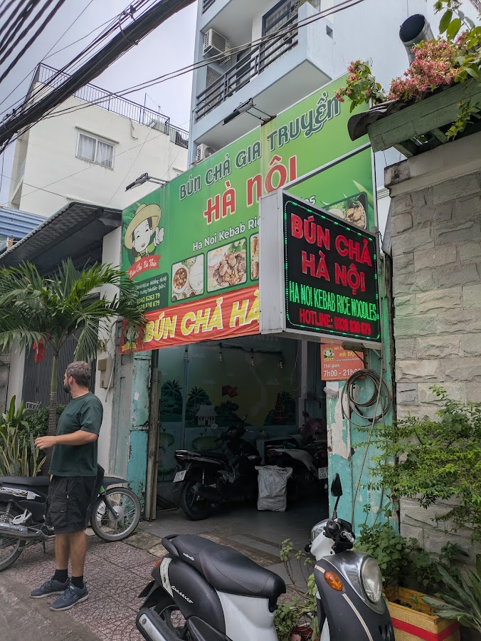 Bà Thảo Bún chả gia truyền Hà Nội