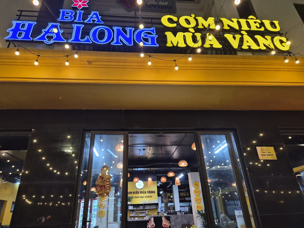 Cơm Niêu Mùa Vàng