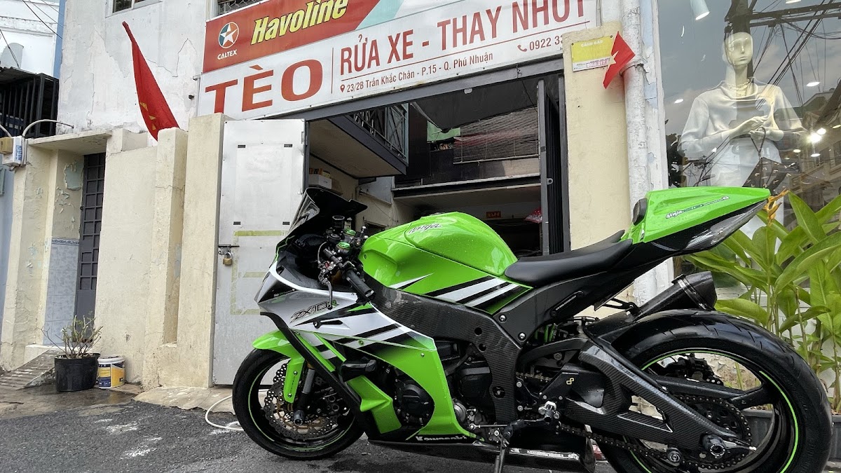 Tèo rửa xe thay nhớt