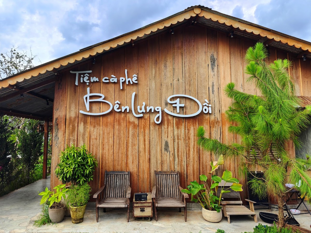 Tiệm cà phê Bên lưng đồi