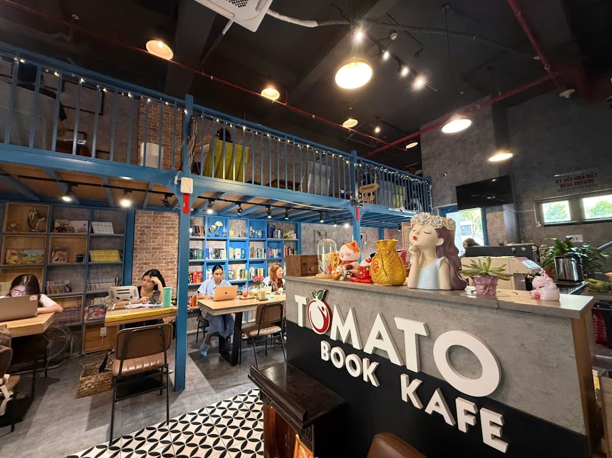 Tomato Book Kafe
