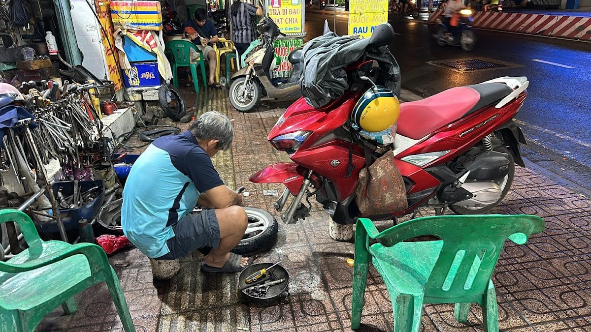Tiệm Sửa Xe Năm
