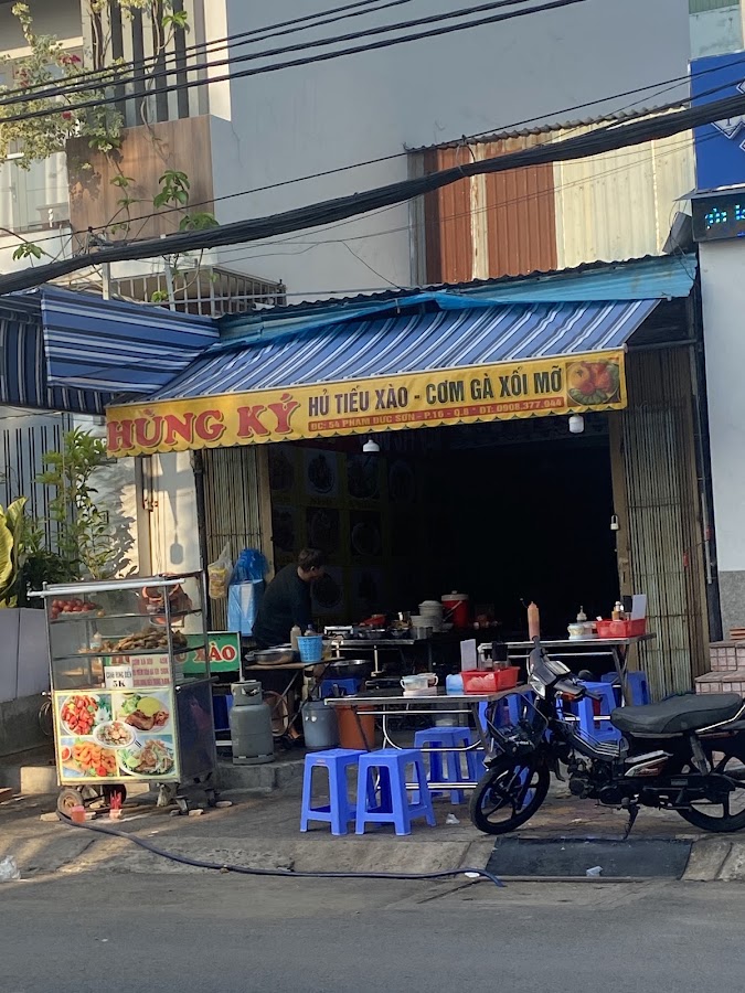 Hùng ký Hủ tíu xào cơm gà xối mỡ 雄記炒粉油炸雞飯