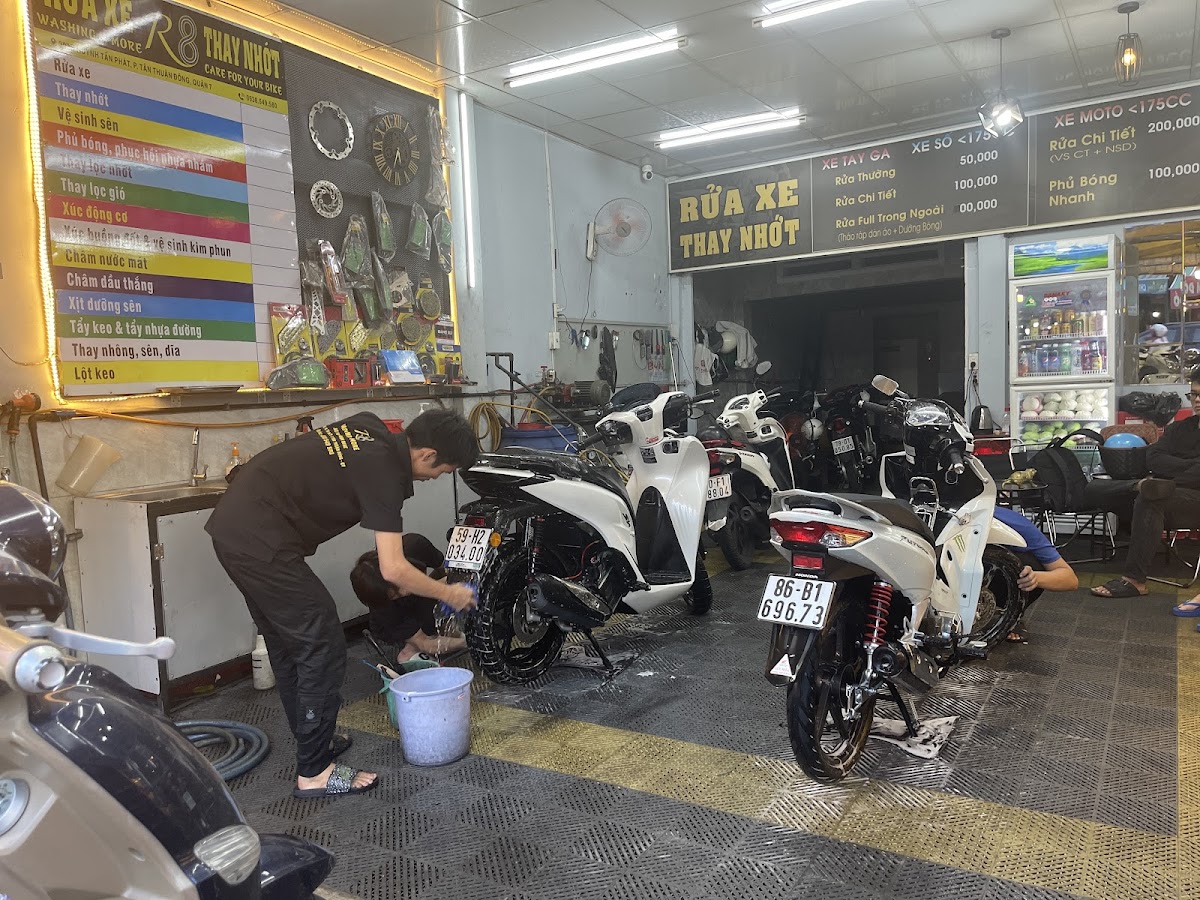 R8 WASHING & MORE - RỬA XE, THAY NHỚT, DỌN XE