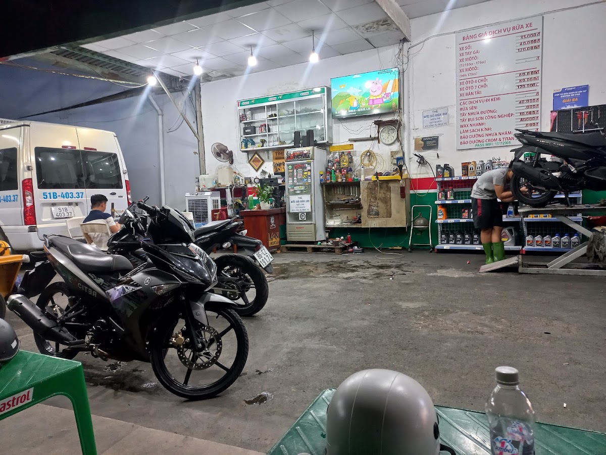 Tiệm Rửa Xe Tí Nị