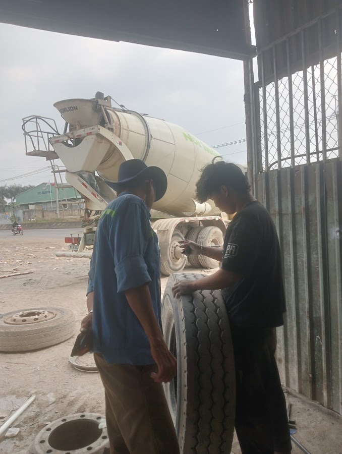 Tiệm vá vỏ A Trí