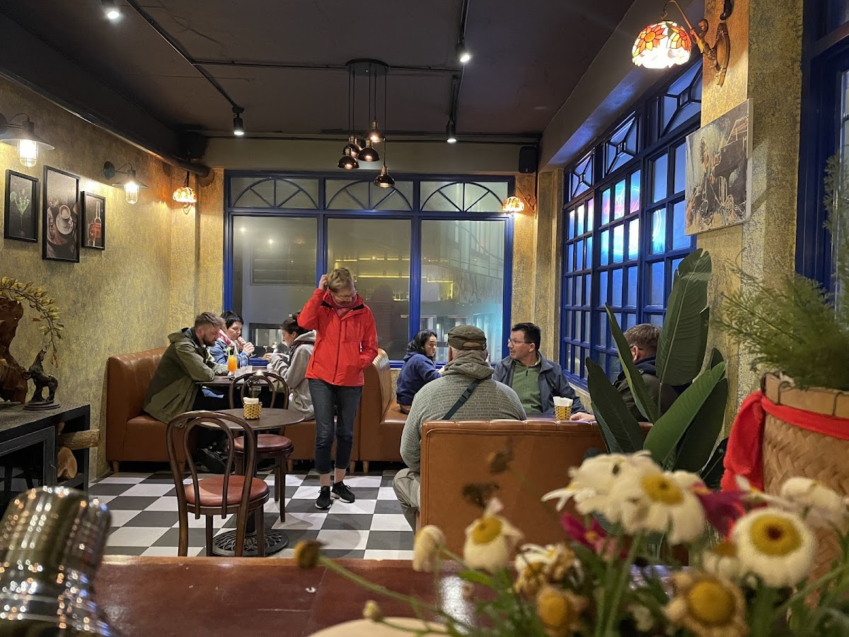 Saparis Eatery & Cocktail Bar