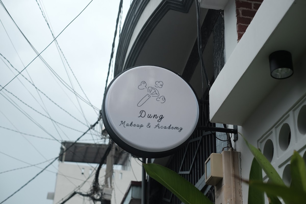 Dung Makeup & Academy