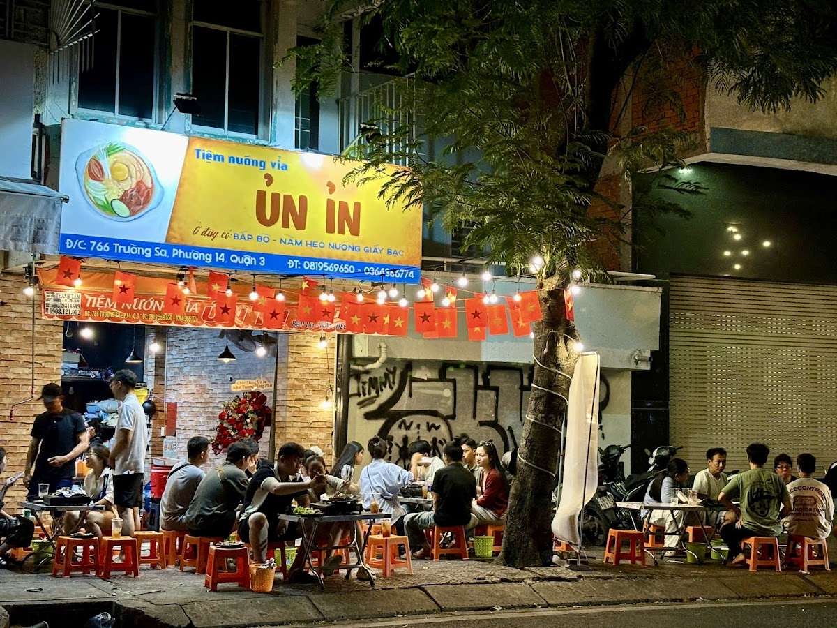 Tiệm nướng vỉa ỦN ỈN - Nướng vỉa Hà Nội