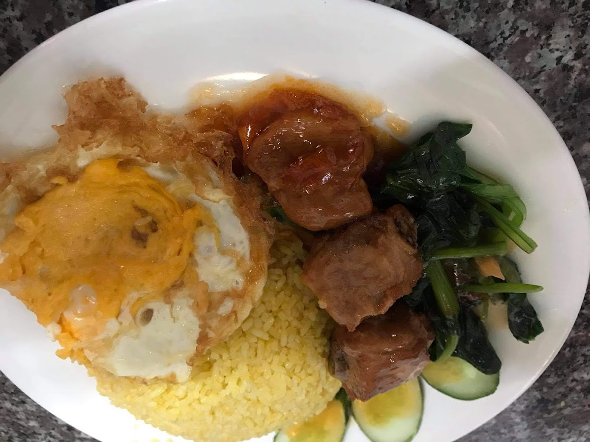 Cơm gà xối mắm Huyền Anh