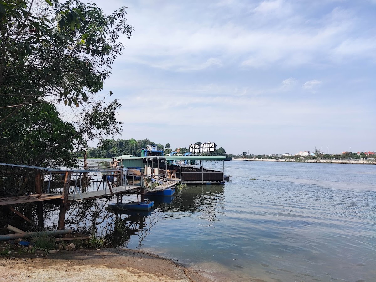 Quán bè nổi Sông Nhớ